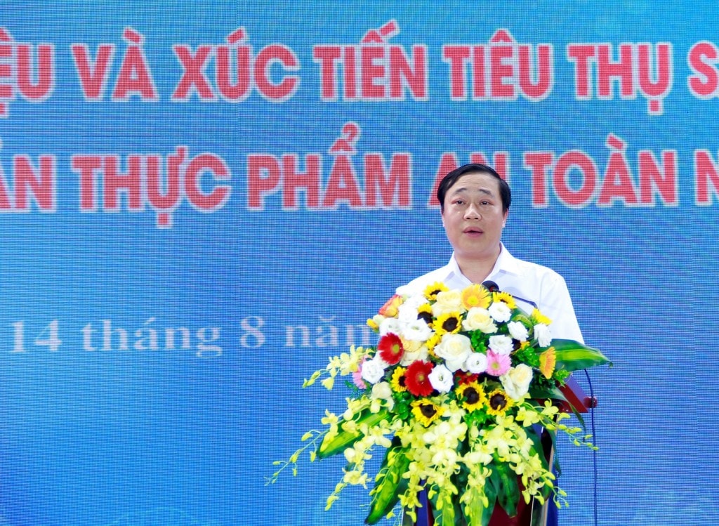 Ông Ngọ Văn Ngôn - Phó Chánh Văn phòng chuyên trách Văn phòng Điều phối Chương trình xây dựng nông thôn mới thành phố Hà Nội phát biểu khai mạc sự kiện