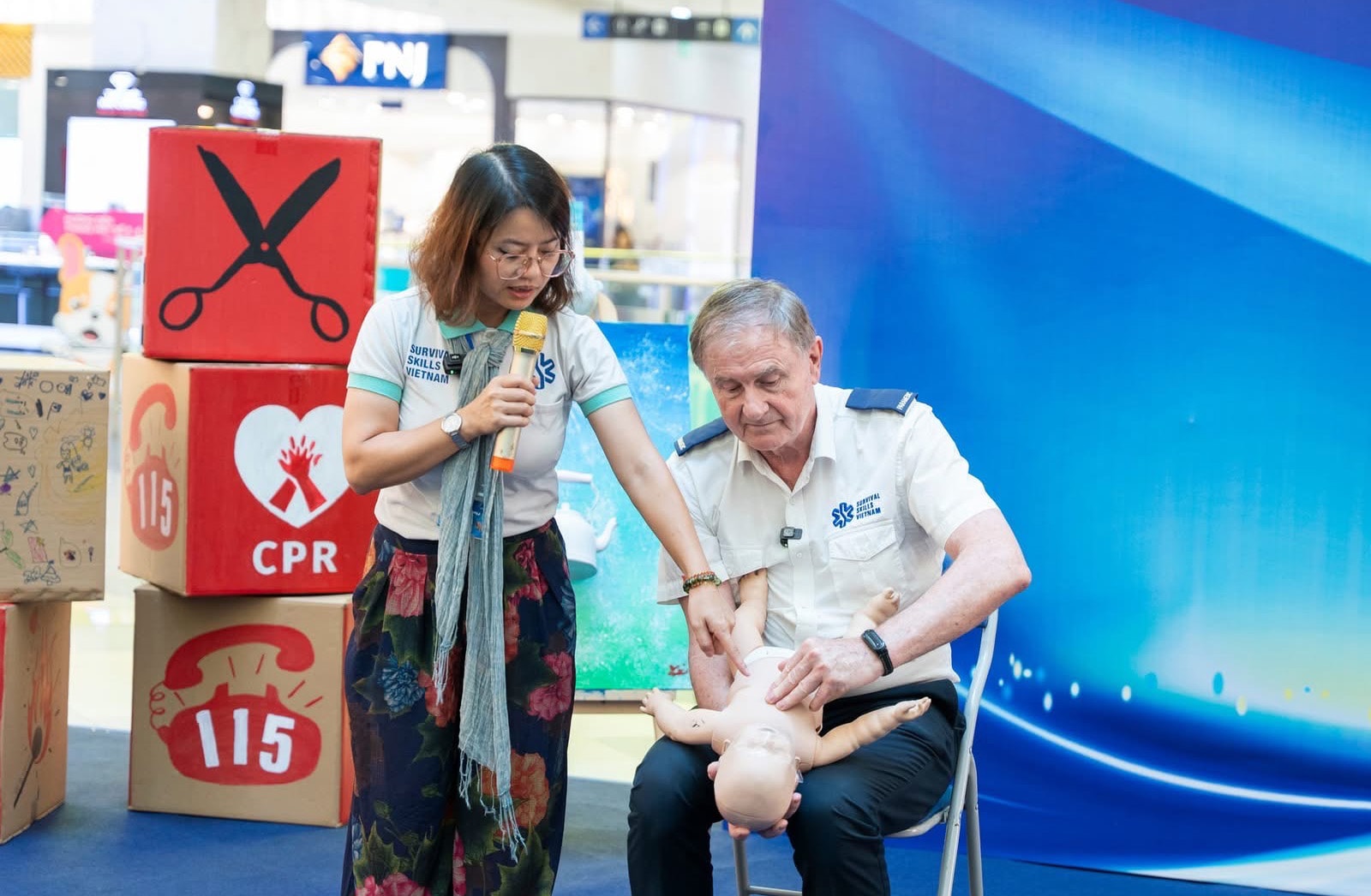 chuyen-gia-cap-cuu-ngoai-vien-tony-coffey-australia-huong-dan-ky-nang-so-cuu-tai-nan-cua-tre-em..jpg