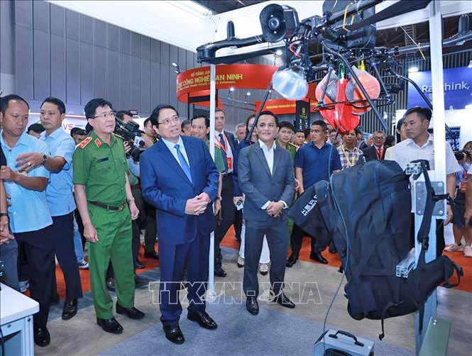 thu-tuong-chinh-phu-pham-minh-chinh-tham-quan-trien-lam-quoc-te-ve-ky-thuat-va-phuong-tien-phong-chay-chua-chay-cuu-nan-cuu-ho-thiet-bi-an-ninh-an-toan-bao-ve-nam-2025.-anh-ttxvn.jpg