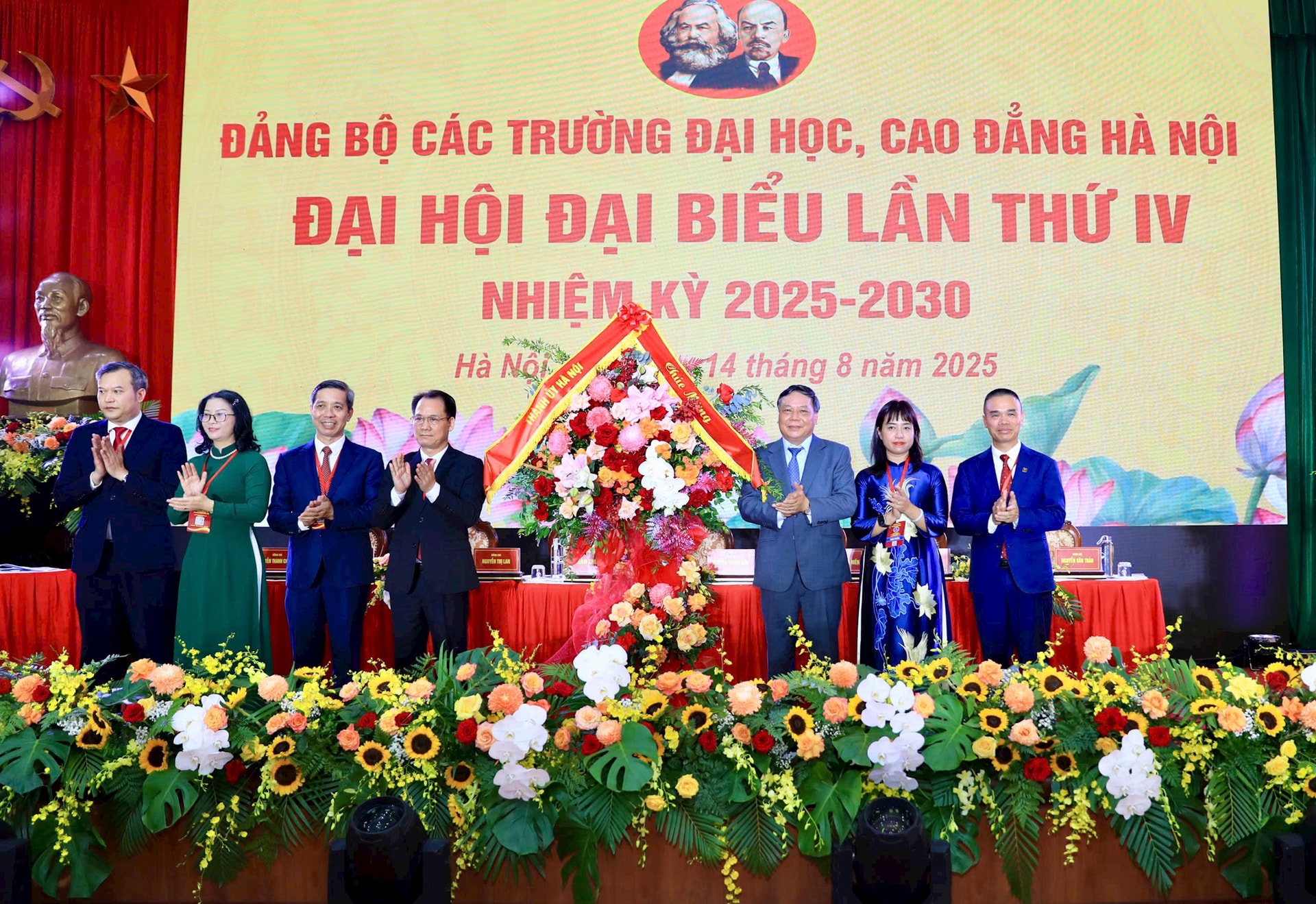 Phó Bí thư Thường trực Thành ủy Hà Nội Nguyễn Văn Phong tặng hoa chúc mừng đại hội. Ảnh: Nguyên Anh