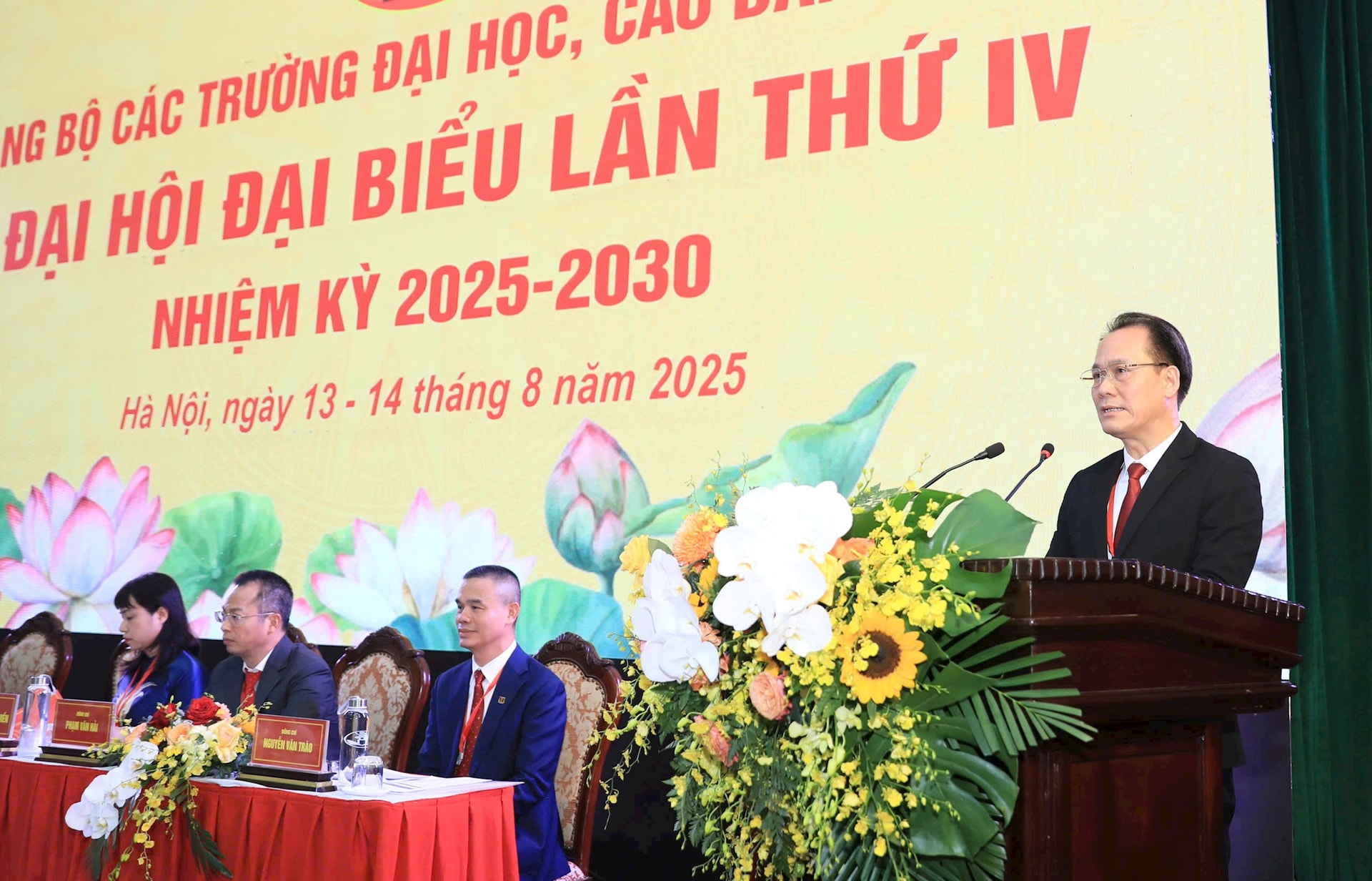 Bí thư Đảng ủy các trường Đại học, Cao đẳng Hà Nội Nguyễn Thanh Sơn trình bày báo cáo chính trị. Ảnh: Nguyên Anh 