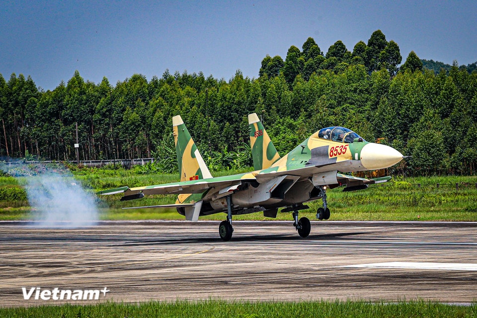 8 chiếc tiêm kích SU-30MK2, lần lượt cất cánh với đội hình 3 biên đội hai chiếc và 2 biên đội một chiếc sẽ tiến vào Quảng trường Ba Đình. (Ảnh: Hoài Nam/Vietnam+)