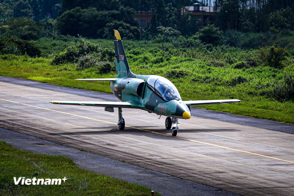 Máy bay L-39NG chia thành 2 biên đội hai chiếc, lần lượt 2 chiếc một cất cánh khi tham gia diễu binh, diễu hành ngày 2/9. (Ảnh: Hoài Nam/Vietnam+)