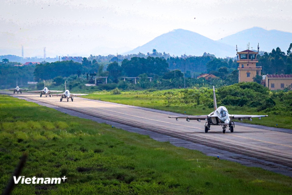 Màn trình diễn máy bay chiến đấu được nhiều người dân hào hứng đón xem từ dịp Đại lễ 30/4 sẽ xuất hiện trên bầu trời Ba Đình với đội hình máy bay Su30-MK2, Yak-130 và L39-NG vào dịp 2/9. (Ảnh: Hoài Nam/Vietnam+)
