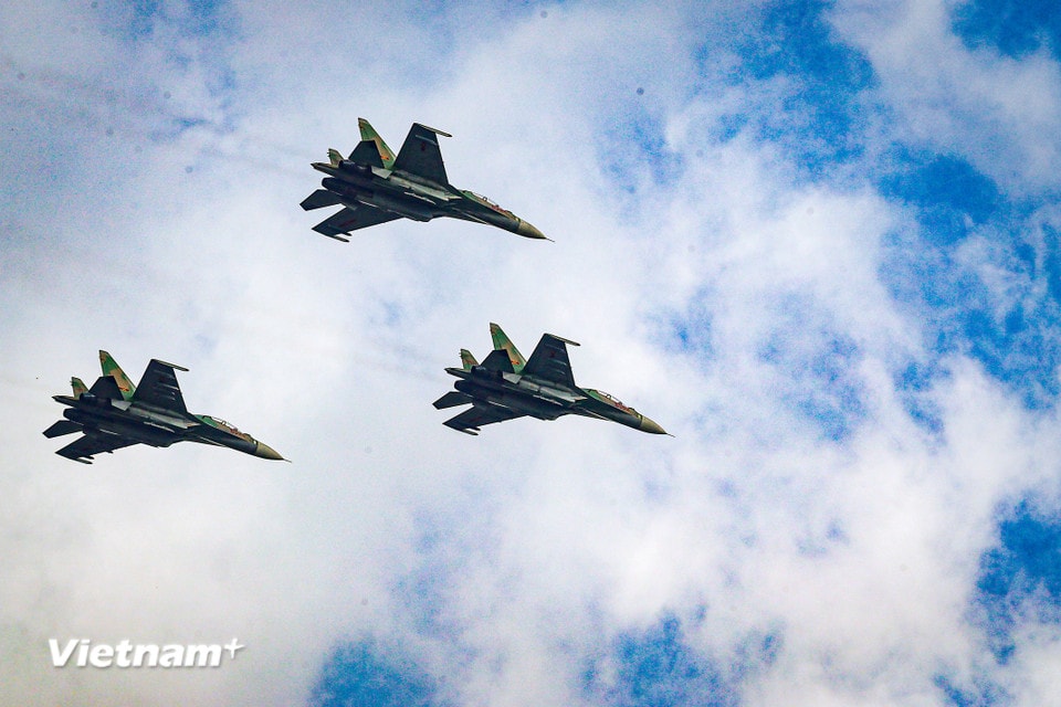 Màn trình diễn của các tiêm kích đa năng Su-30MK2. (Ảnh: Hoài Nam/Vietnam+)