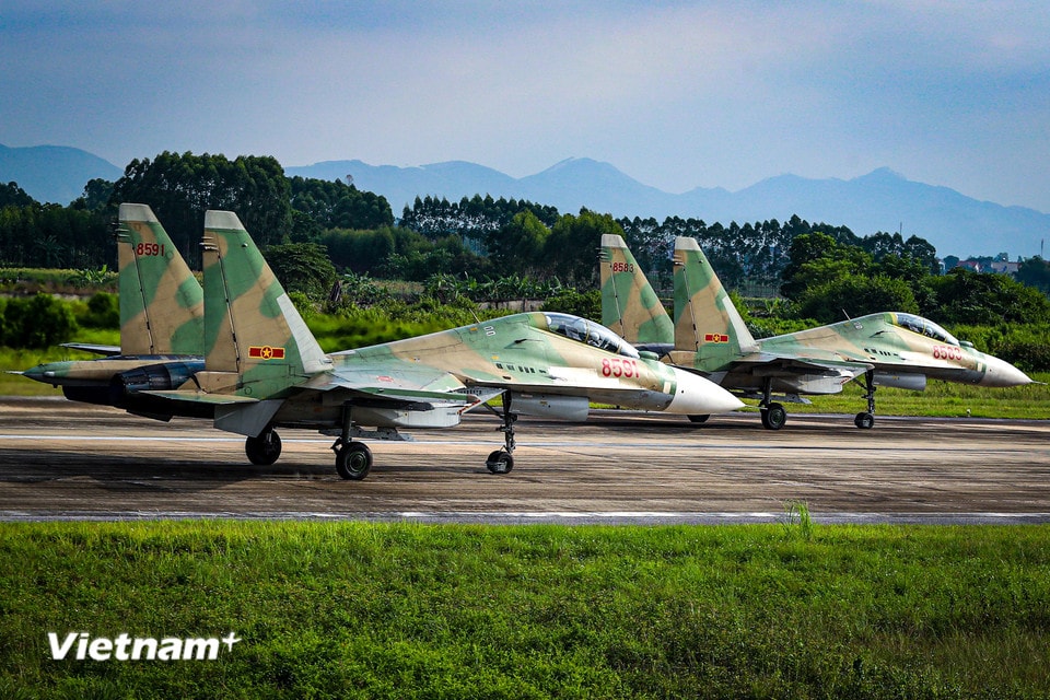 Tiêm kích SU-30MK2 sẽ trình diễn với 2 đội hình 5 chiếc và 3 chiếc. (Ảnh: Hoài Nam/Vietnam+)