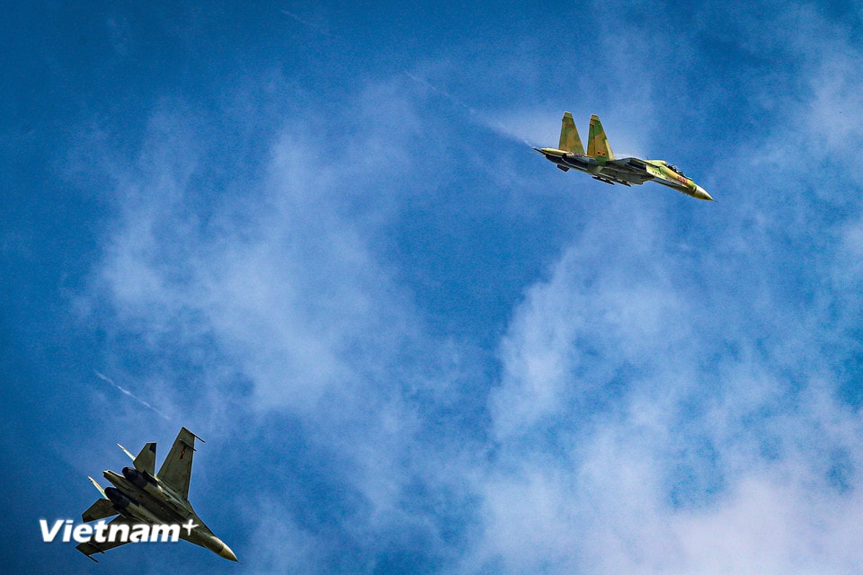 Màn trình diễn của các tiêm kích đa năng Su-30MK2. (Ảnh: Hoài Nam/Vietnam+)