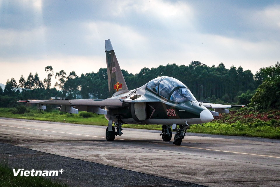 6 chiếc máy bay Yak-130 sẽ được chia làm 2 biên đội 3 chiếc. (Ảnh: Hoài Nam/Vietnam+)