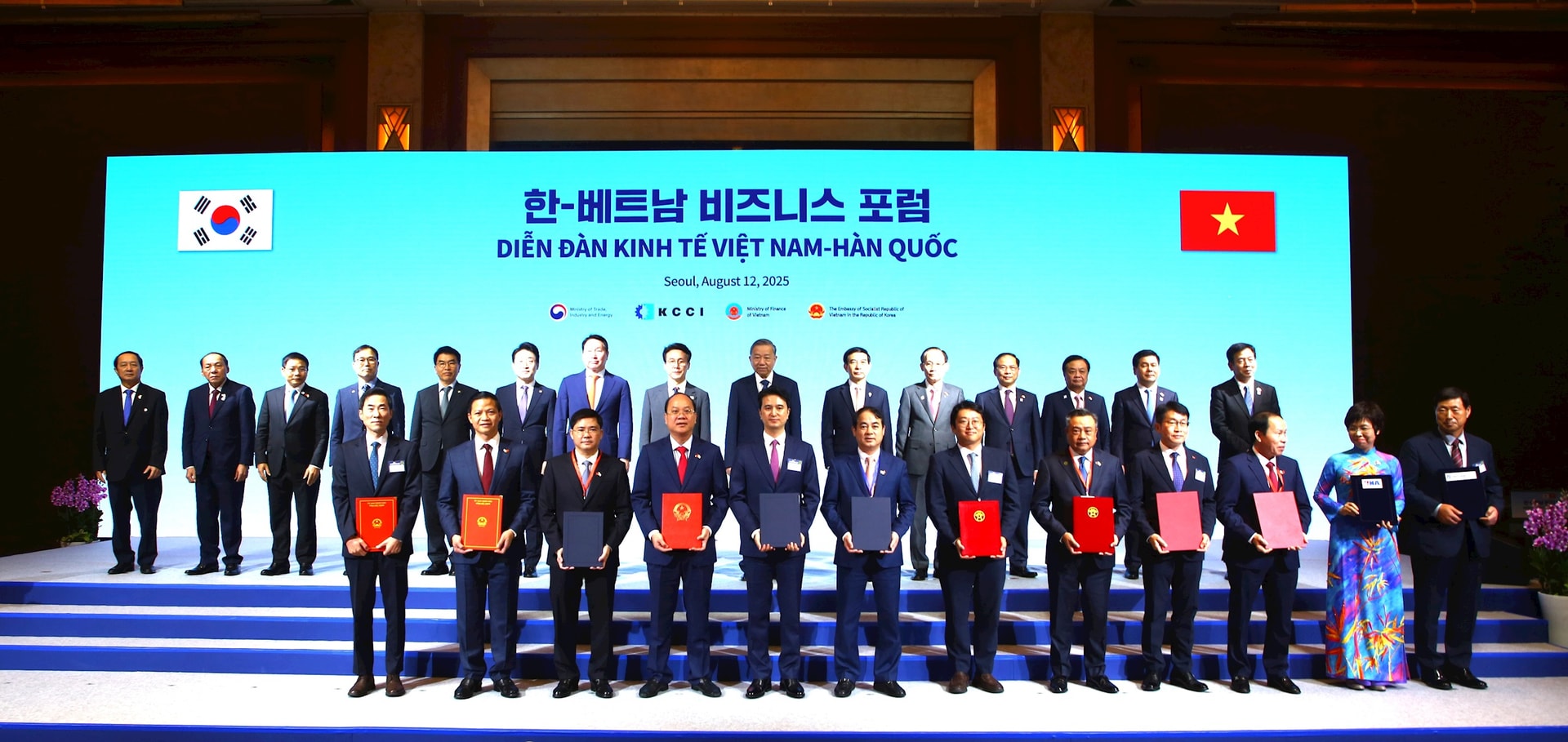 anh-trao-mou-dien-dan.3.jpg
