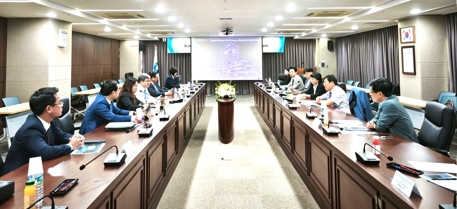 lam-viec-voi-uy-ban-bat-dong-san-han-quoc-1-.jpg