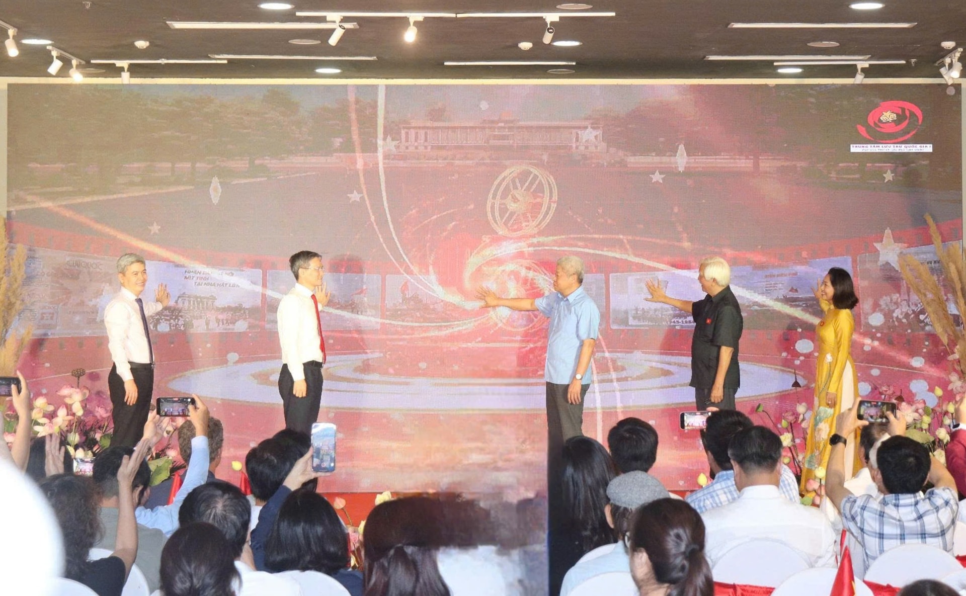 គណៈប្រតិភូចុចប៊ូតុងដើម្បីបើកការតាំងពិព័រណ៍អនឡាញ