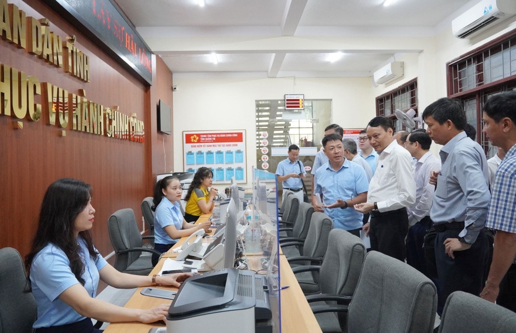 Phó Chủ tịch Ủy ban Tiêu chuẩn Đo lường Chất lượng Quốc gia Trần Hậu Ngọc khảo sát tại Trung tâm Phục vụ Hành chính công tỉnh Quảng Trị Phó Chủ tịch Ủy ban Tiêu chuẩn Đo lường Chất lượng Quốc gia Trần Hậu Ngọc khảo sát tại Trung tâm Phục vụ Hành chính công tỉnh Quảng Trị