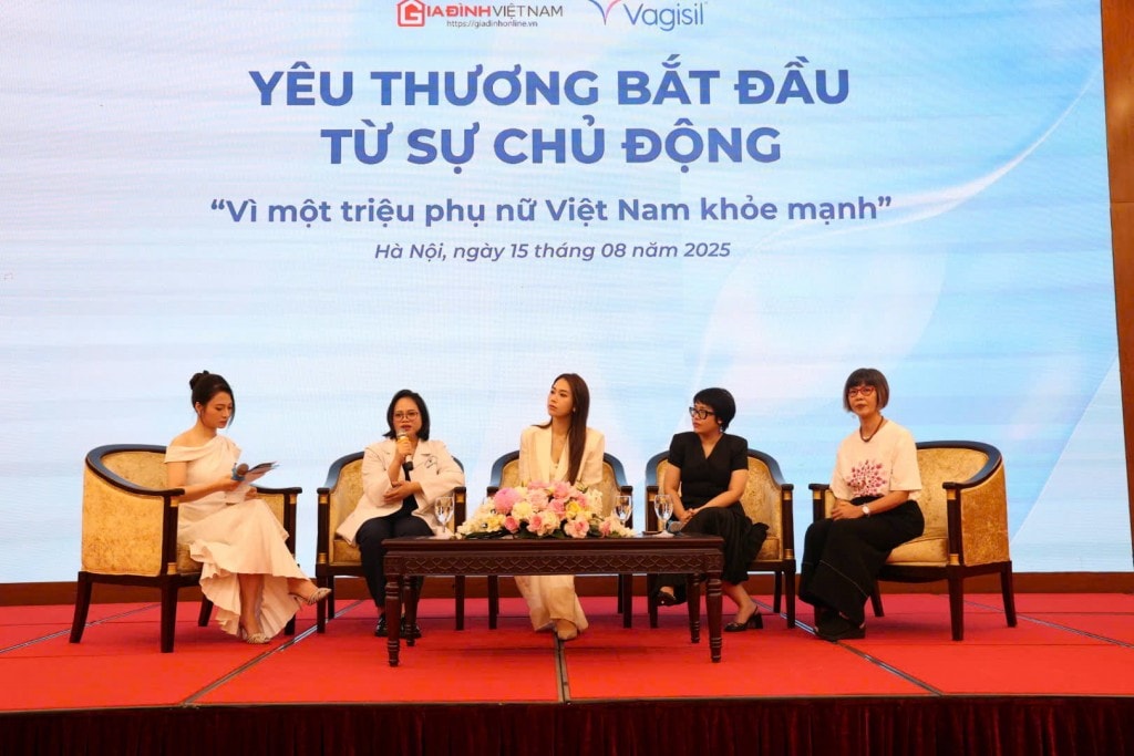 Các khách mời chia sẻ tại chương trình