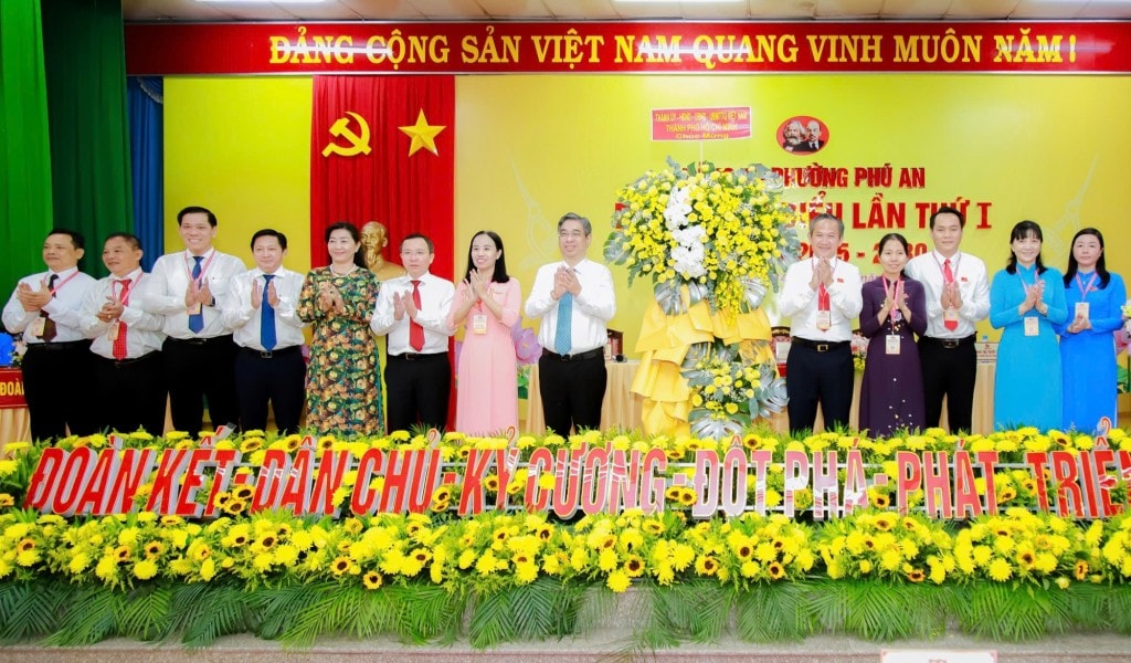 Lãnh đạo TP.HCM tặng hoa chúc mừng Đảng bộ phường Phú An. Lãnh đạo TP.HCM tặng hoa chúc mừng Đảng bộ phường Phú An.