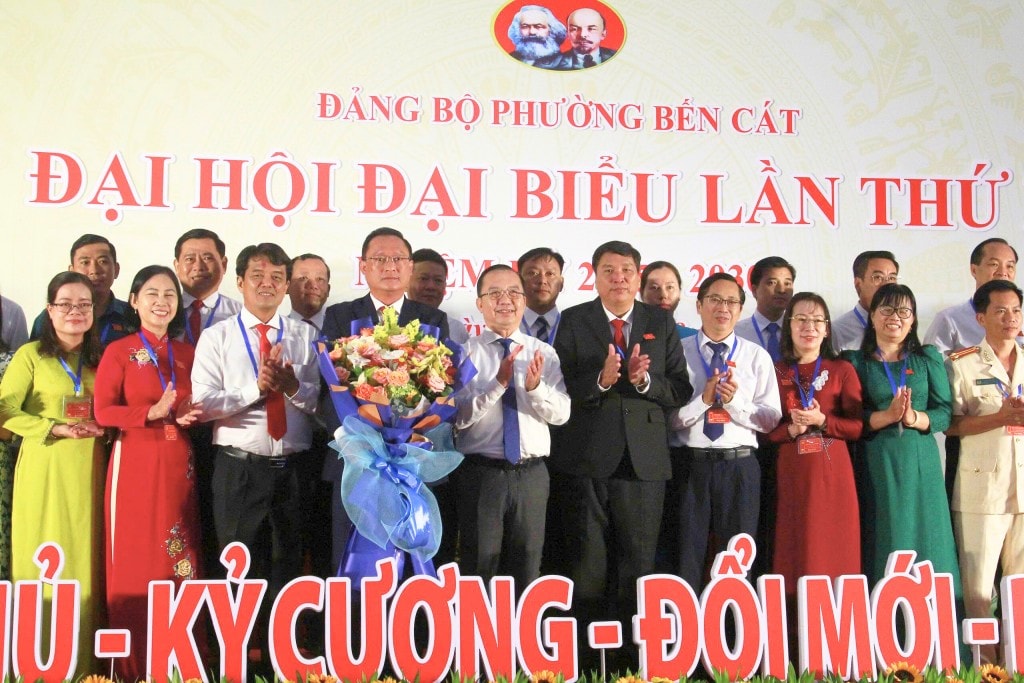 lãnh đạo TPHCM chúc mừng Ban Chấp hành Đảng bộ phường Bến Cát