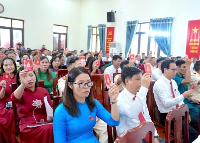 Đảng viên tham dự biểu quyết tại Đại hội Đảng viên tham dự biểu quyết tại Đại hội