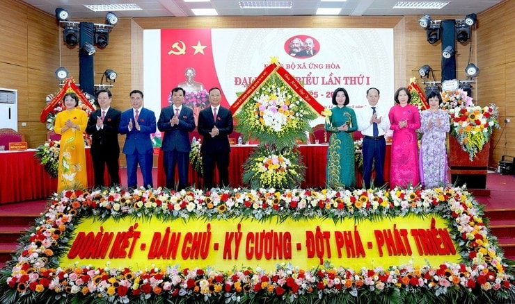 Đồng chí Phùng Thị Hồng Hà - Ủy viên BTV Thành ủy, Phó Chủ tịch Thường trực HĐND thành phố Hà Nội cùng các đồng chí Đoàn công tác Ban chỉ đạo đại hội số 10 của Thành uỷ tặng hoa chúc mừng đại hội. Đồng chí Phùng Thị Hồng Hà - Ủy viên BTV Thành ủy, Phó Chủ tịch Thường trực HĐND thành phố Hà Nội cùng các đồng chí Đoàn công tác Ban chỉ đạo đại hội số 10 của Thành uỷ tặng hoa chúc mừng đại hội.