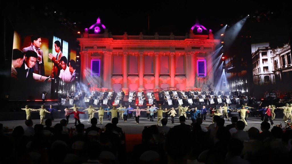 Hà Nội - từ mùa Thu lịch sử 1945 - Chân dung Hà Nội bằng nghệ thuật Hà Nội - từ mùa Thu lịch sử 1945 - Chân dung Hà Nội bằng nghệ thuật