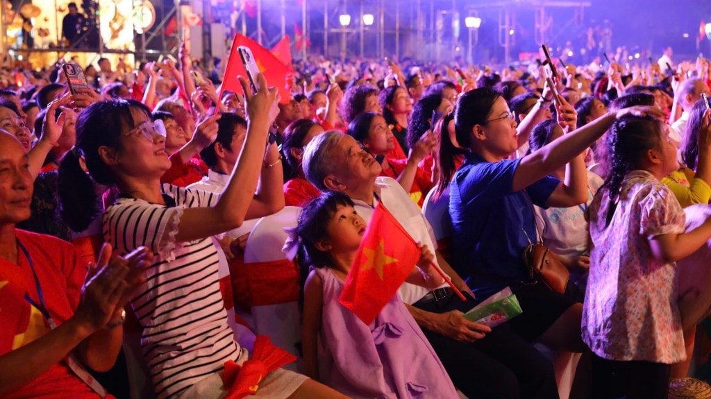Hà Nội - từ mùa Thu lịch sử 1945 - Chân dung Hà Nội bằng nghệ thuật Hà Nội - từ mùa Thu lịch sử 1945 - Chân dung Hà Nội bằng nghệ thuật