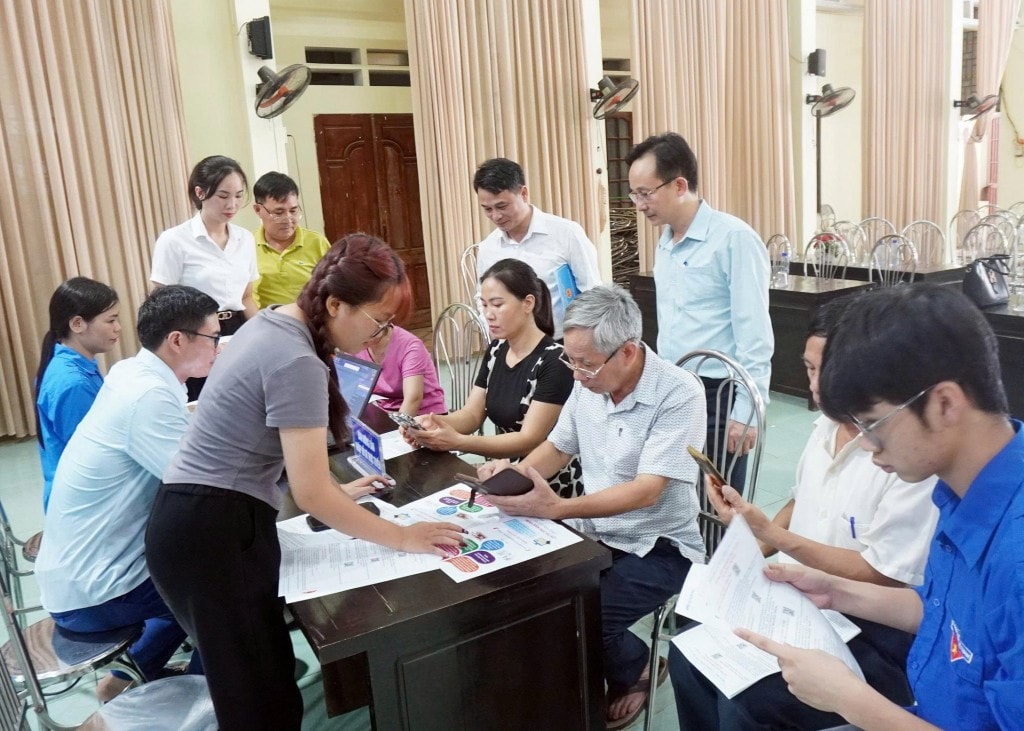 Thanh niên hỗ trợ người dân