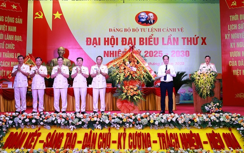 Đồng chí Trần Hải Quân, Phó Viện trưởng Viện KSND tối cao, nguyên Tư lệnh Bộ Tư lệnh Cảnh vệ tặng hoa chúc mừng Đại hội