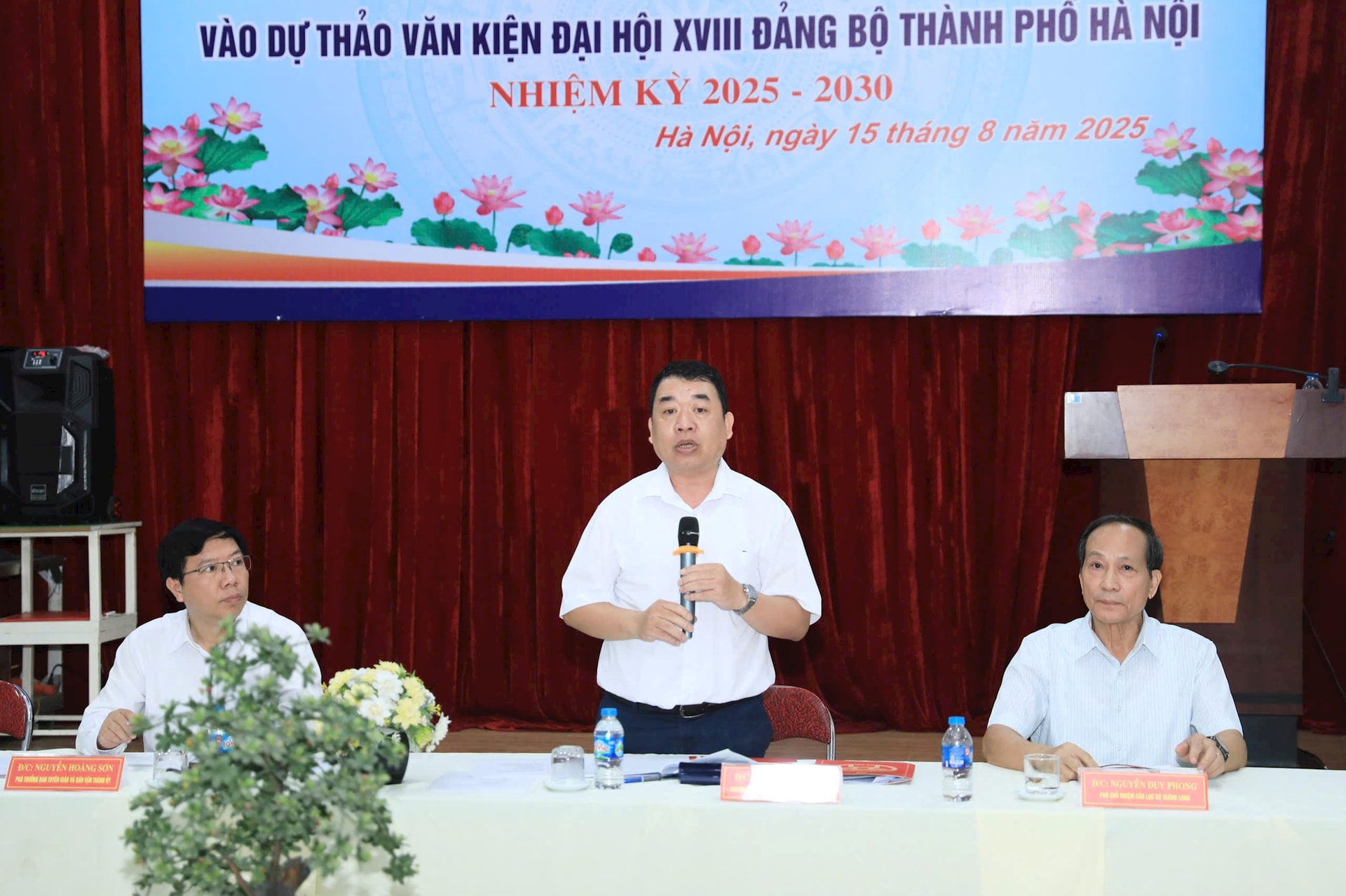 Phó Trưởng Ban Tuyên giáo và Ban Dân vận Thành ủy Đào Xuân Dũng điều hành phần thảo luận. Ảnh: Quang Thái