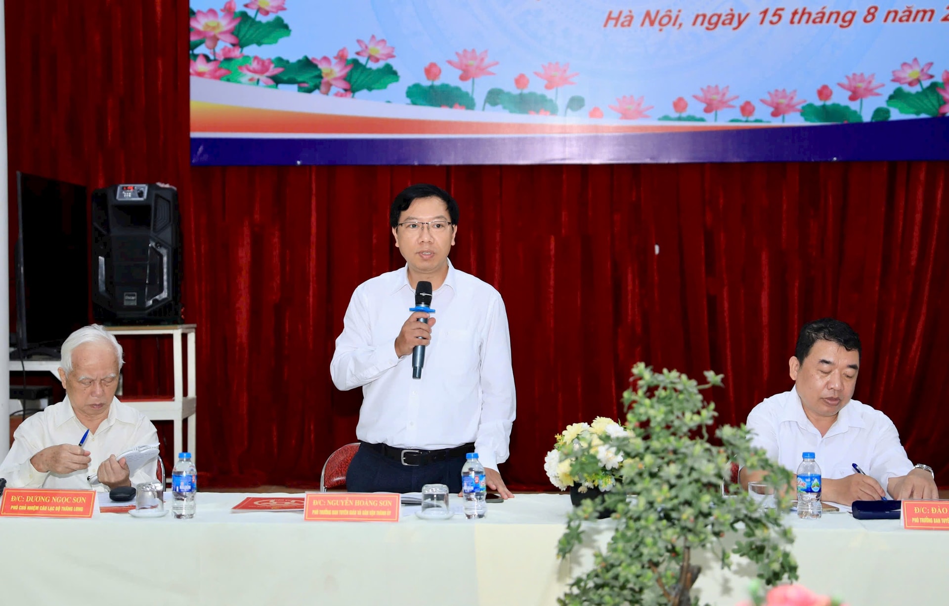 Phó Trưởng Ban Tuyên giáo và Ban Dân vận Thành ủy Nguyễn Hoàng Sơn điều hành phần thảo luận. Ảnh: Quang Thái