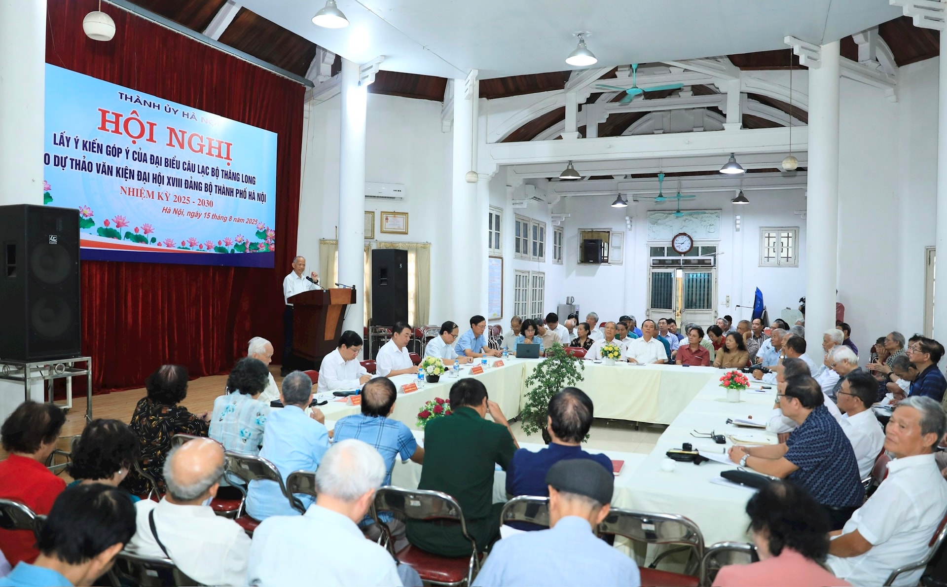 Các hội viên Câu lạc bộ Thăng Long đã đóng góp nhiều ý kiến nhằm hoàn thiện dự thảo văn kiện Đại hội XVIII đảng bộ thành phố Hà Nội. Ảnh: Quang Thái 
