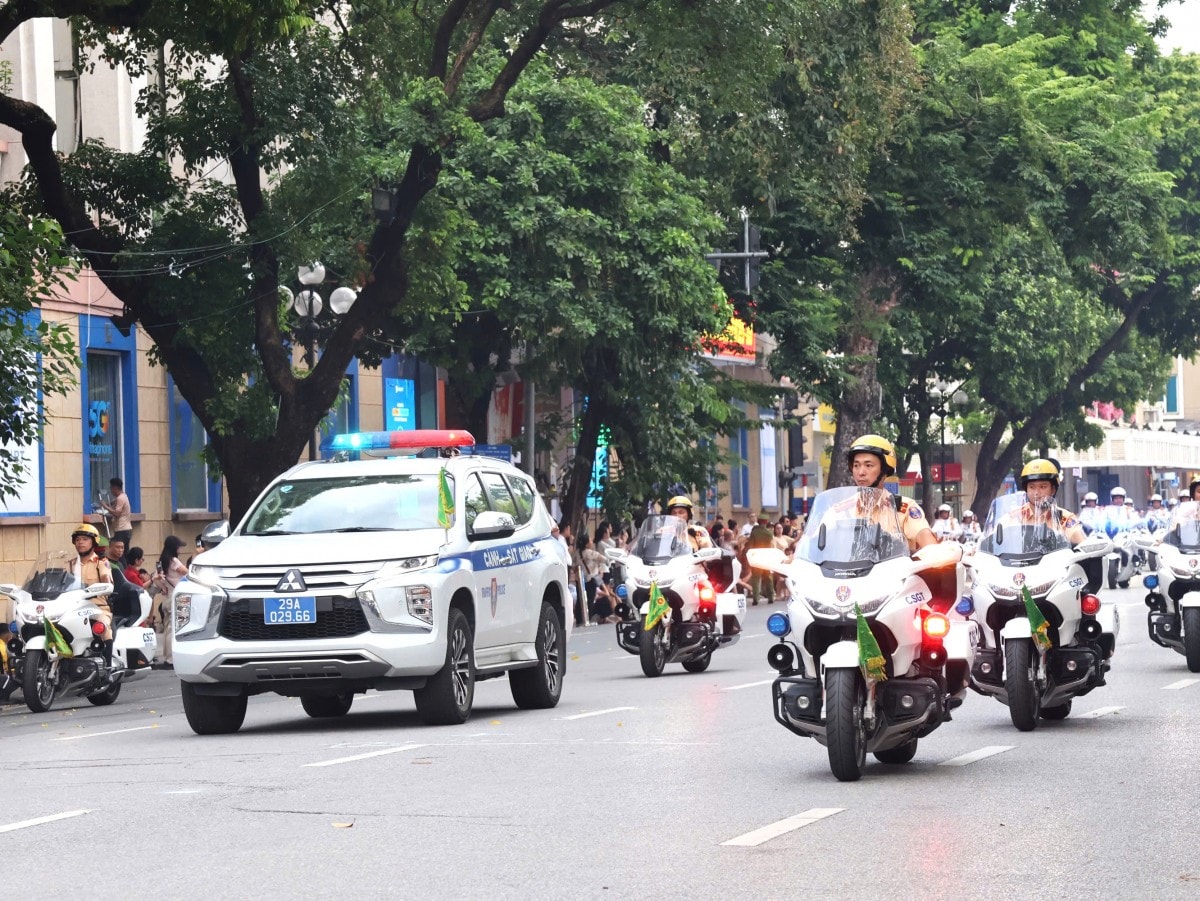 Phân luồng giao thông phục vụ chương trình Tự hào người Việt Nam tại Hà Nội