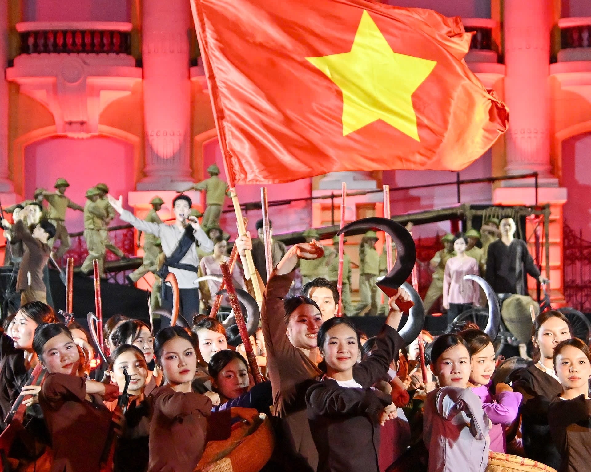 Thủ tướng Phạm Minh Chính dự chương trình nghệ thuật Hà Nội - Từ mùa thu lịch sử năm 1945