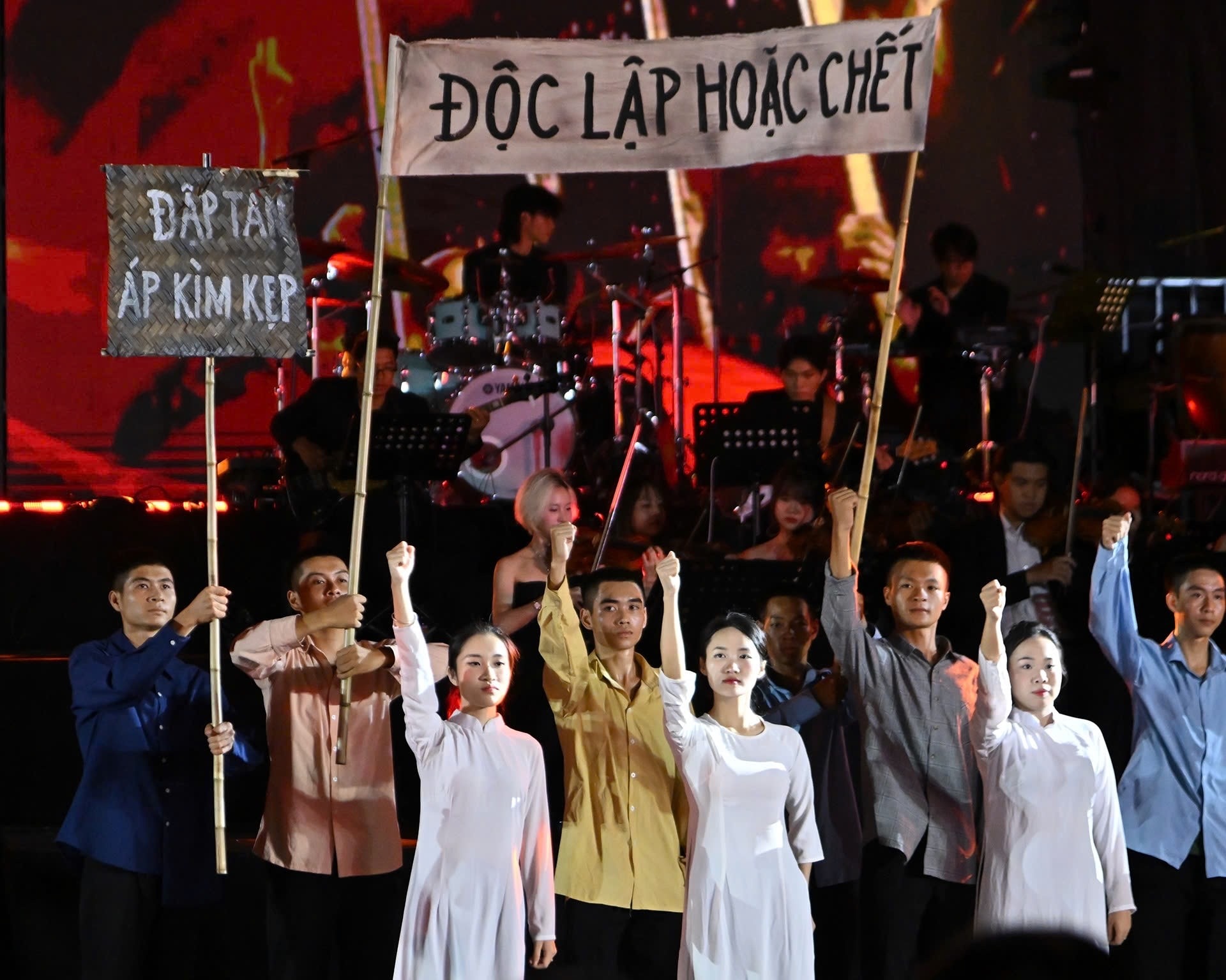 Thủ tướng Phạm Minh Chính dự chương trình nghệ thuật Hà Nội - Từ mùa thu lịch sử năm 1945