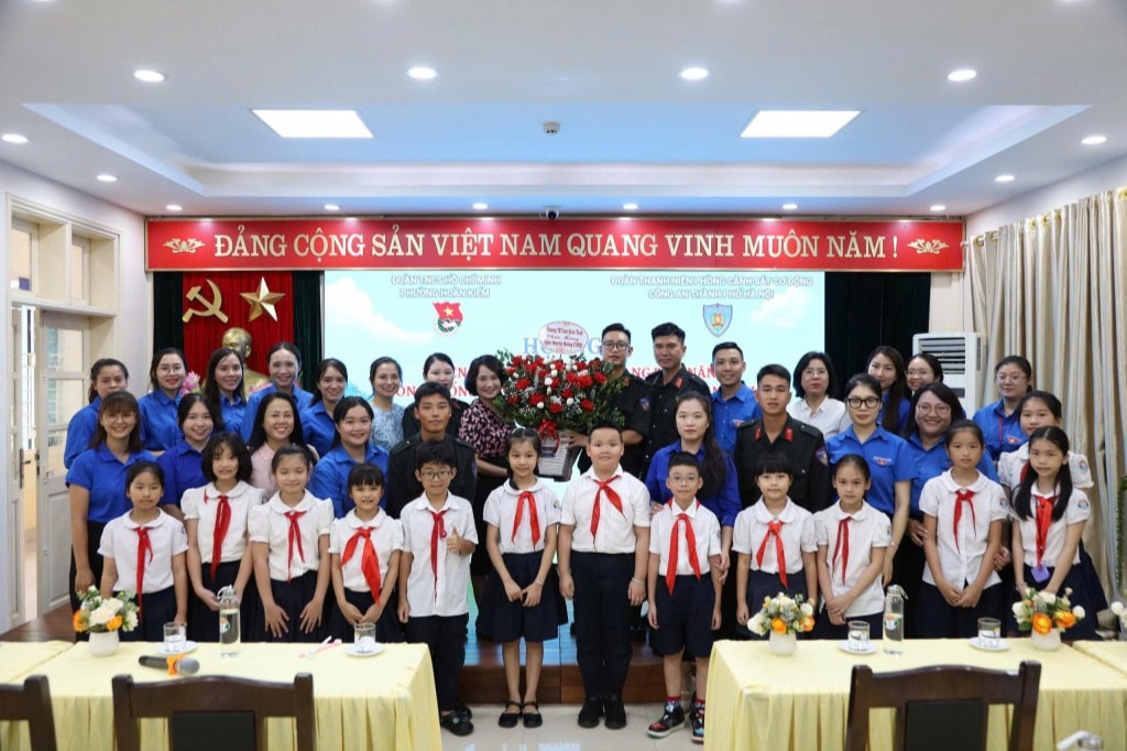 Các vị đại biểu và các em học sinh chụp ảnh lưu niệm tại chương trình 