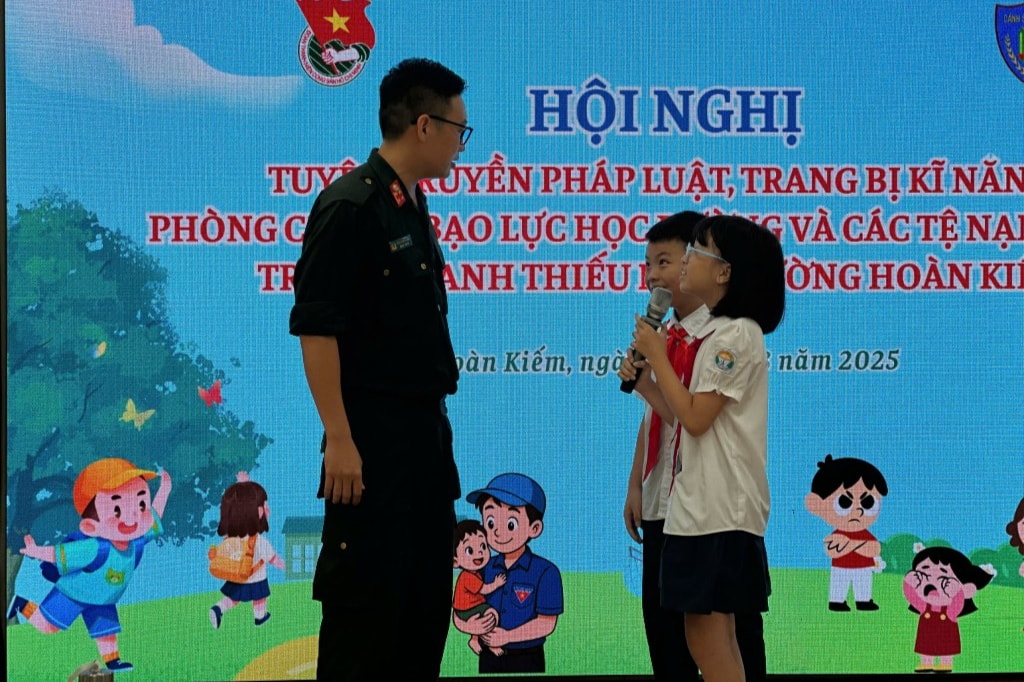 Các em học sinh thực hành xử lý tình huống có người lạ tiếp cận 