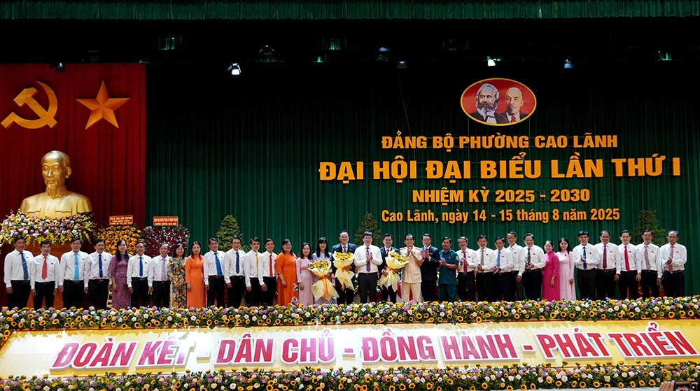 Bí thư Tỉnh ủy tặng hoa chúc mừng Ban Chấp hành Đảng bộ phường Cao Lãnh khóa mới (Ảnh: Việt Tiến)