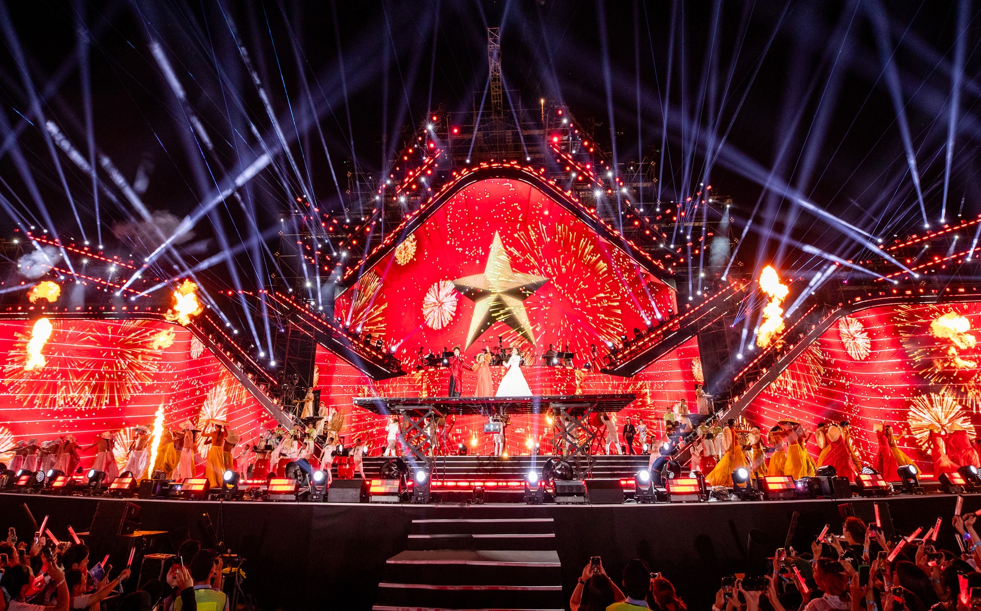 cac-nghe-si-bieu-dien-ca-khuc-made-in-viet-nam-tai-san-khau-v-concert-rang-ro-viet-nam-nhan-nhan-duoc-su-huong-ung-nhiet-tinh-cua-dong-dao-khan-gia.-anh-vtv.jpg