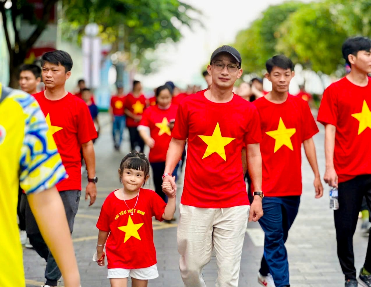 Hoạt động đi bộ còn nhằm hưởng ứng cuộc vận động “Toàn dân rèn luyện thân thể theo gương Bác Hồ vĩ đại”. Ảnh: Ánh Tuyết
