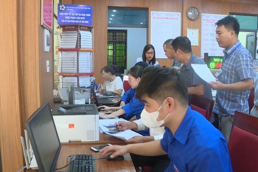 Thanh niên xã Vân Đình hỗ trợ tại điểm phục vụ hành chính công 