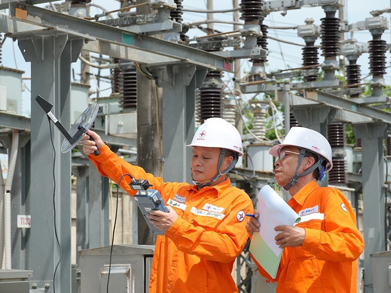 Công nhân Xí nghiệp lưới điện cao thế Thanh Hóa (PC Thanh Hóa) kiểm tra thiết bị tại TBA 110kV Núi Một