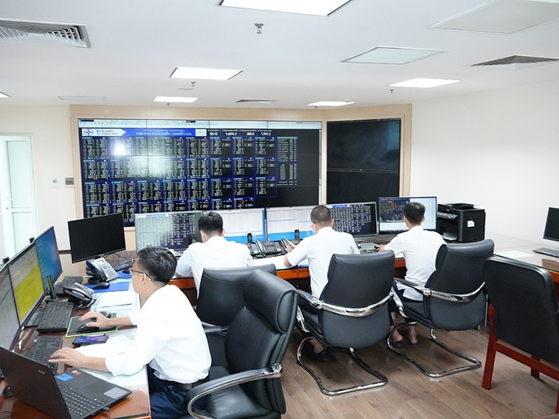 Cán bộ, nhân viên PC Thanh Hóa trực vận hành tại Trung tâm Điều khiển xa