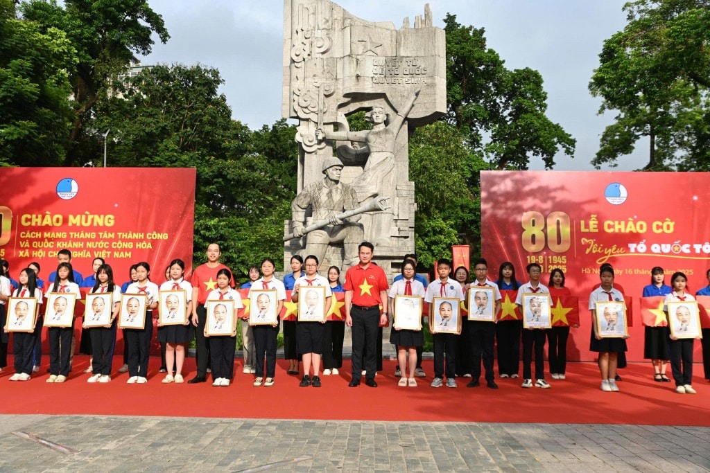 Anh Nguyễn Kim Quy - Ủy viên Ban Thường vụ T.Ư Đoàn, Phó Chủ tịch thường trực T.Ư Hội LHTN Việt Nam, và anh Nguyễn Tiến Hưng - Bí thư Thành Đoàn Hà Nội tặng cờ Tổ quốc và ảnh Bác Hồ cho đoàn viên, thiếu niên nhi đồng