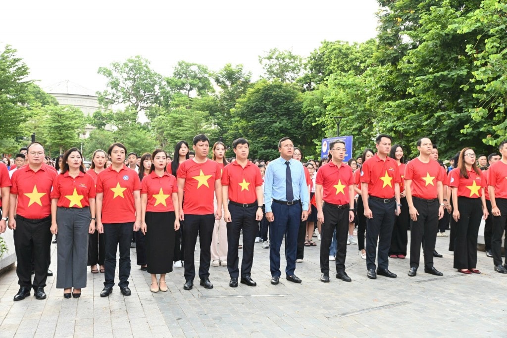 Các đồng chí lãnh đạo và hội viên, thanh niên thực hiện nghi lễ chào cờ tại điểm cầu Hà Nội