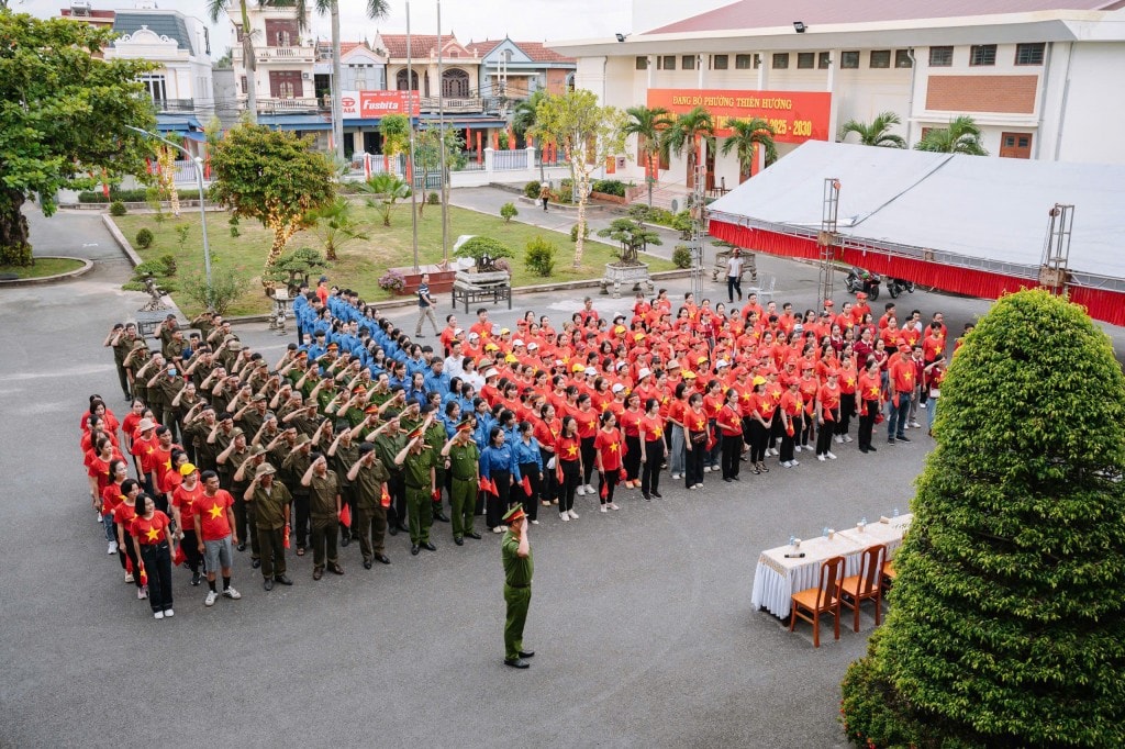 Các hội viên thanh niên thực hiện lễ chào cờ tại điểm cầu Hải Phòng