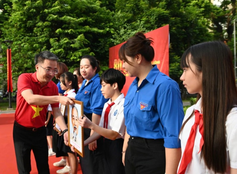 Anh Nguyễn Tường Lâm trao tặng ảnh Bác Hồ tới các em thiếu niên, nhi đồng