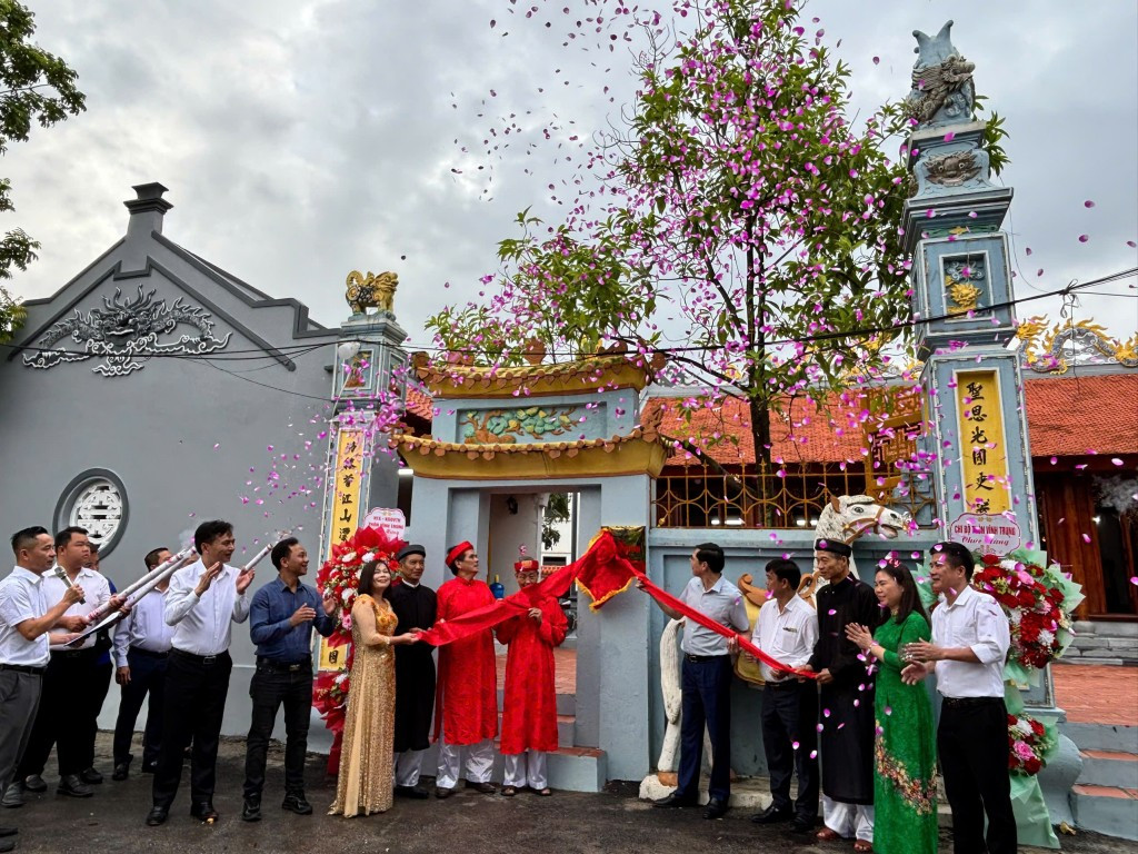Các đại biểu thực hiện nghi lễ gắn biển công trình tu bổ, tôn tạo miếu, đình Vĩnh Trung Các đại biểu thực hiện nghi lễ gắn biển công trình tu bổ, tôn tạo miếu, đình Vĩnh Trung