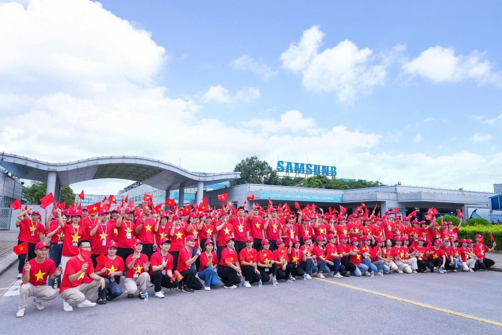 Nhân viên Samsung tự hào trong áo đỏ sao vàng  “Cùng Việt Nam tiến bước”