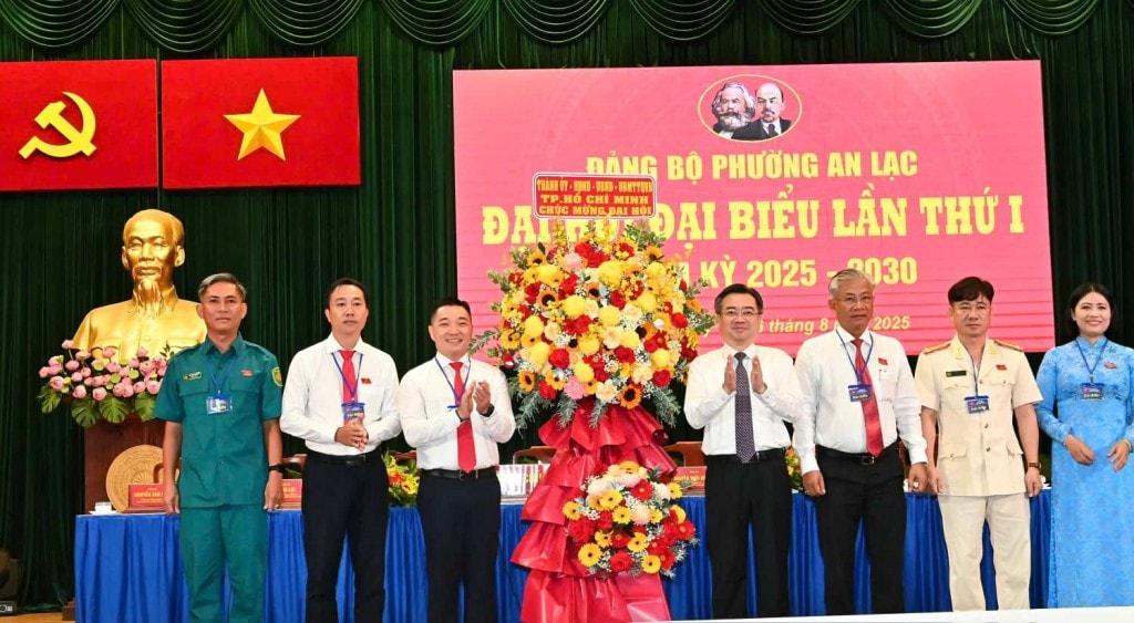 Ông Nguyễn Thanh Nghị - Phó Bí thư Thường trực Thành ủy TPHCM - tặng hoa chúc mừng đại hội. Ông Nguyễn Thanh Nghị - Phó Bí thư Thường trực Thành ủy TPHCM - tặng hoa chúc mừng đại hội.