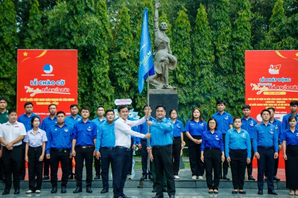 Lễ chào cờ tại Di tích lịch sử Nhà tù Phú Lợi (phường Thủ Dầu Một). Ảnh: Thành Đoàn