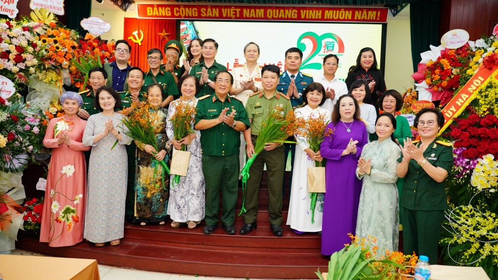 Ban Tổ chức Tri ân các thành viên sáng lập và những người đồng hành, chung tay, góp sức cùng CLB “Mãi mãi tuổi 20” trong 20 năm qua Ban Tổ chức Tri ân các thành viên sáng lập và những người đồng hành, chung tay, góp sức cùng CLB “Mãi mãi tuổi 20” trong 20 năm qua