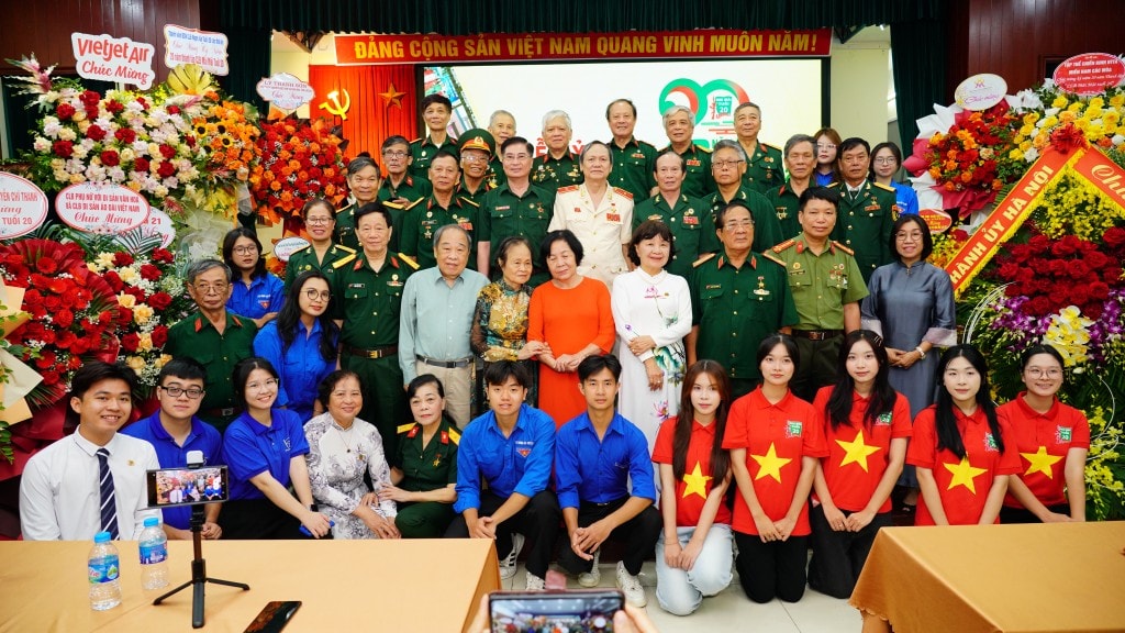 Hội đồng Quản lý và Điều hành Câu lạc bộ chụp ảnh chung với các đại biểu và các thế hệ “Mãi mãi tuổi 20” Hội đồng Quản lý và Điều hành Câu lạc bộ chụp ảnh chung với các đại biểu và các thế hệ “Mãi mãi tuổi 20”