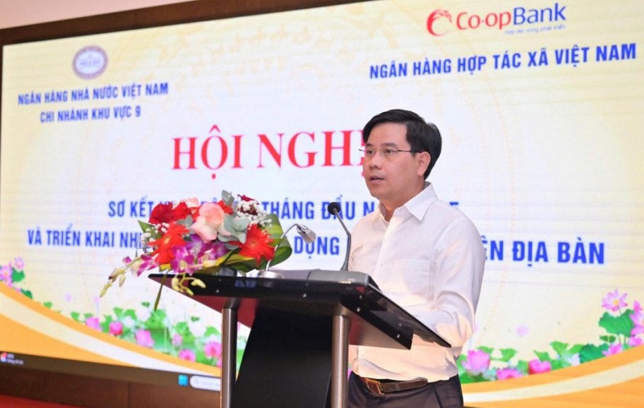 Đồng chí Lê Anh Xuân - Giám đốc Ngân hàng Nhà nước Chi nhánh Khu vực 9 phát biểu tại Hội nghị Đồng chí Lê Anh Xuân - Giám đốc Ngân hàng Nhà nước Chi nhánh Khu vực 9 phát biểu tại Hội nghị